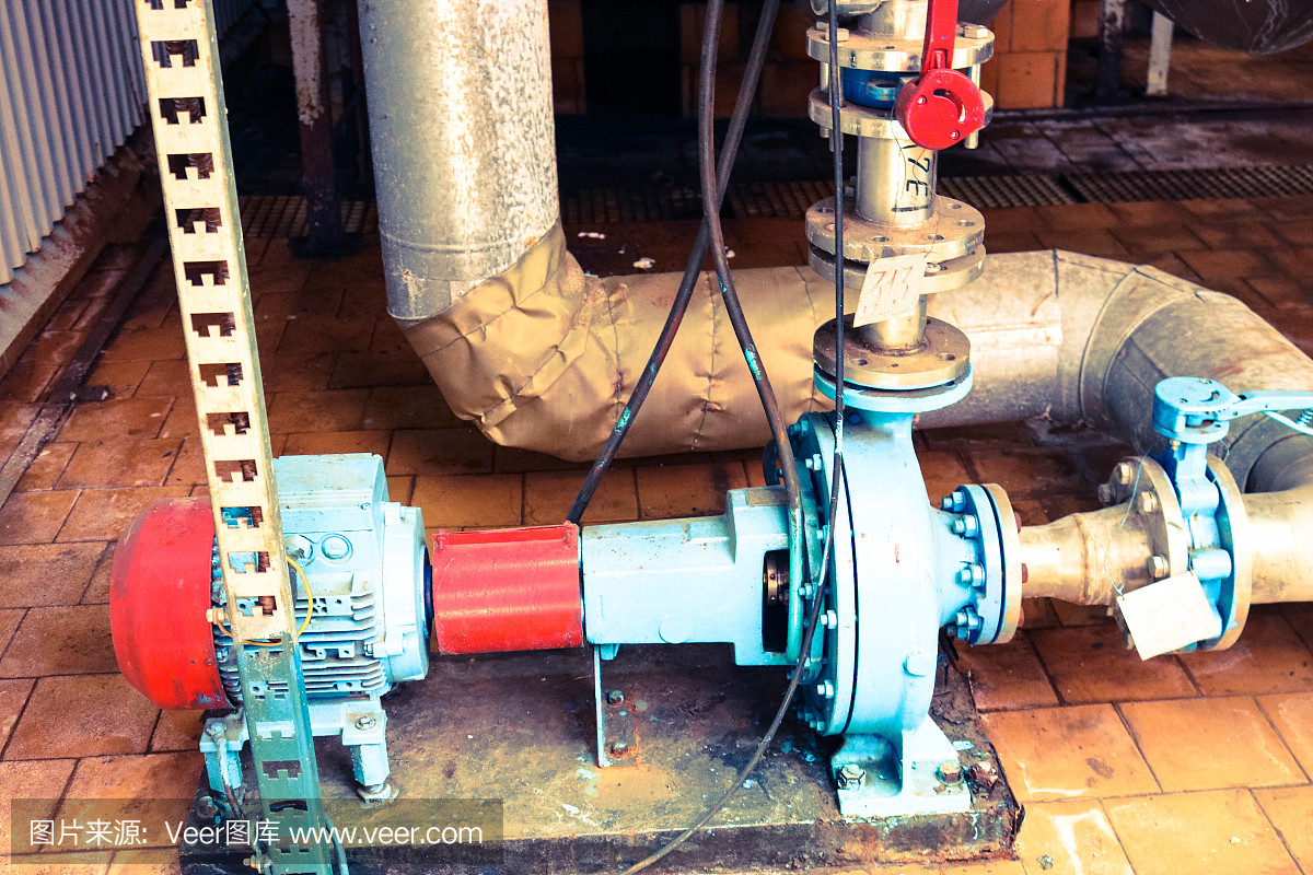 工業(yè)煉油廠、化工石化工廠車間用于泵送液體燃料產(chǎn)品的鐵金屬離心泵設(shè)備和帶法蘭和閥門的管道